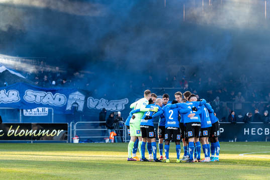 Halmstads spelare före fotbollsmatchen i Superettan mellan