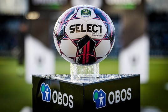 Matchbollen före fotbollsmatchen i Superettan mellan