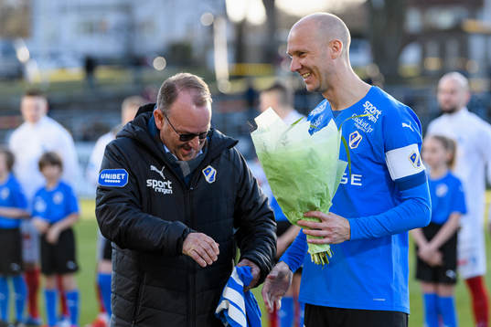 Halmstads ordförande Pelle Nilsson ger Andreas Johansson