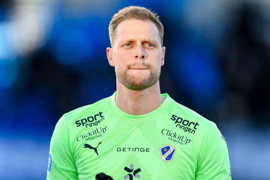 Halmstads målvakt Malkolm Nilsson Säfqvist före