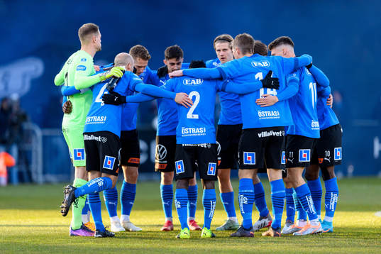 Halmstads spelare samlade före fotbollsmatchen i