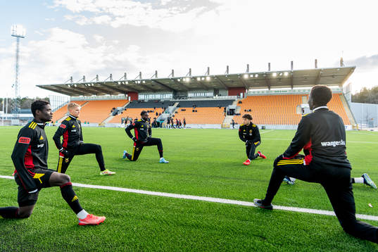 Östersunds spelare värmer upp