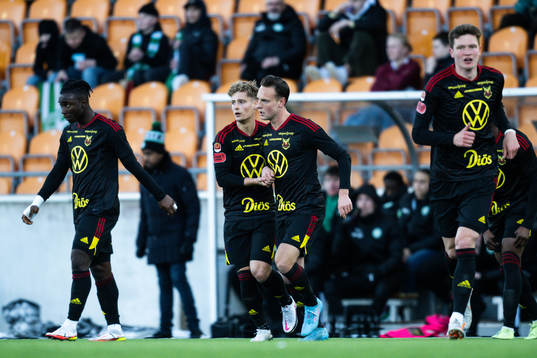 Östersunds Henrik Bellman jublar med lagkamrater
