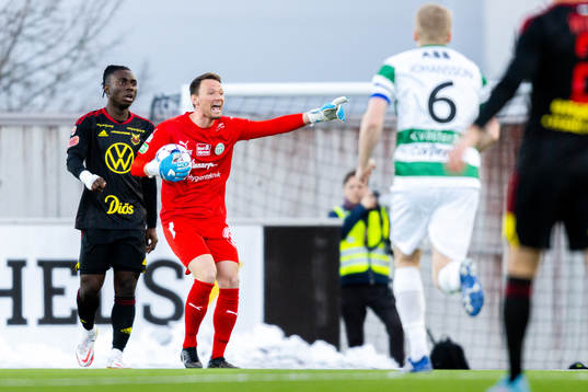 Västerås målvakt Anton Fagerström reagerar på domslut
