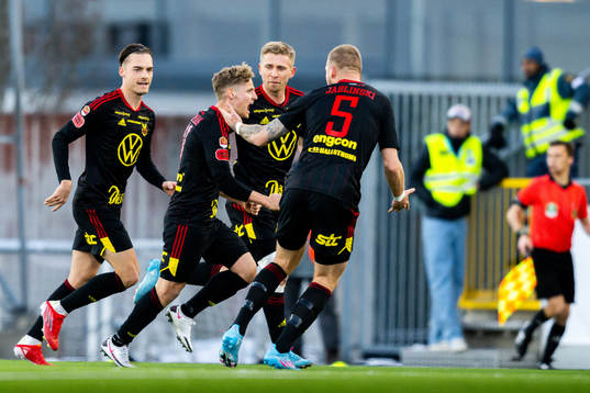 Östersunds Henrik Bellman jublar med lagkamrater