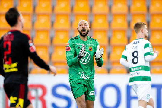 Östersunds målvakt Aly Keita reagerar