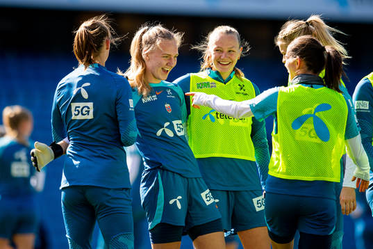 Goalkeeper Sunniva Skoglund, Frida Maanum and players of