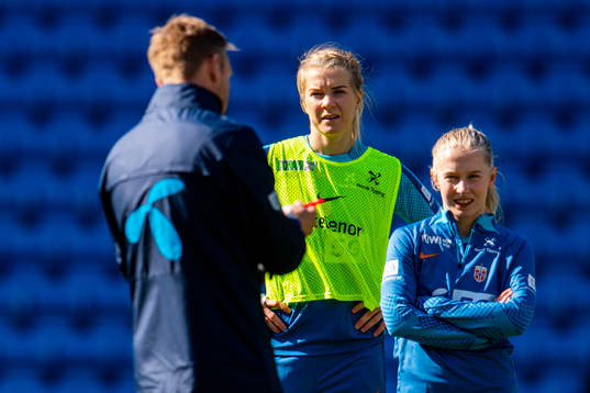 Ada Hegerberg and Thea Bjelde listen to Martin Sjögren,