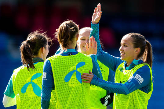 Guro Reiten and players of the Norwegian women's national