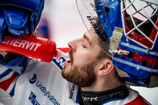 Oskarshamns målvakt Tim Juel värmer upp innan kvartsfinal