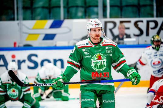 Rögles Ryan McKiernan värmer upp innan kvartsfinal sju i
