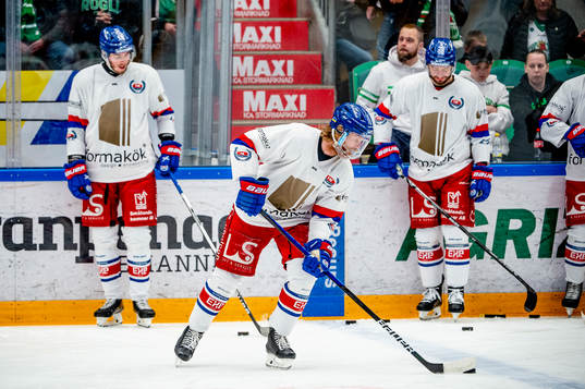 Oskarshamns Philip Samuelsson värmer upp med lagkamraterna