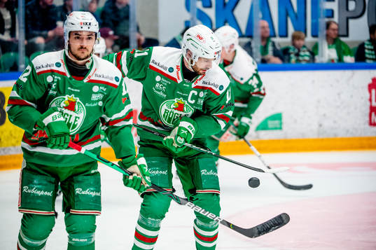Rögles Mattias Sjögren värmer upp innan kvartsfinal sju