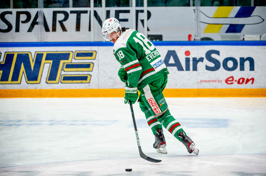 Rögles Dennis Everberg värmer upp innan kvartsfinal sju i