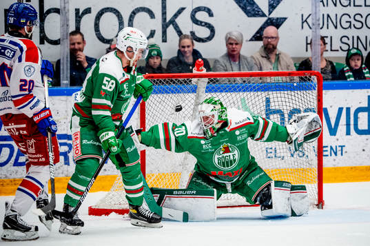 Oskarshamns Patrik Karlkvist gör 1-1 på Rögles målvakt