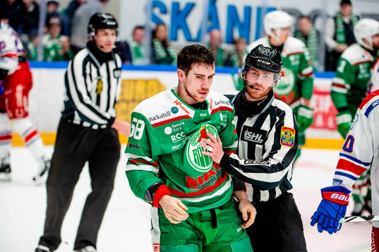 Rögles Ryan McKiernan utvisas