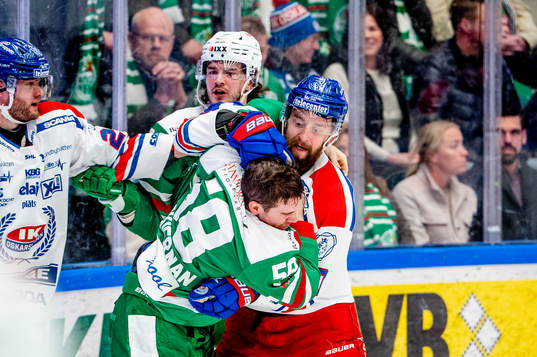 Bråk mellan Rögles Ryan McKiernan och Oskarshamns Hynek