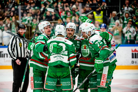 Rögles Anton Bengtsson jublar med lagkamraterna
