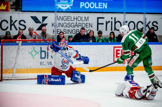 Rögles Mattias Sjögren missar skott på Oskarshamns