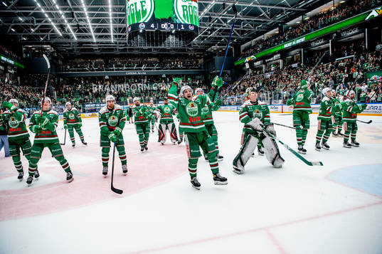 Rögles spelare jublar