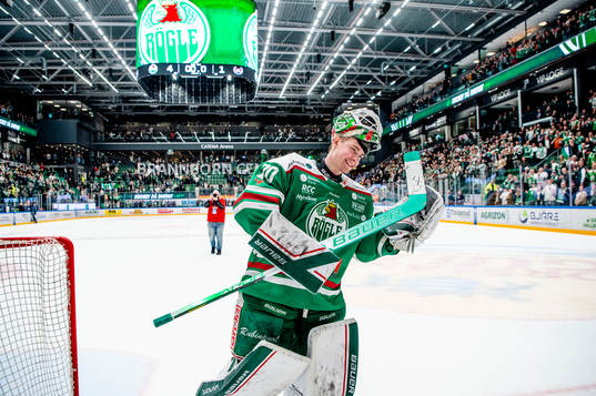 Rögles målvakt Calle Clang jublar