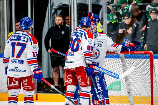 Oskarshamns Tomas Zohorna tackar målvakt Tim Juel