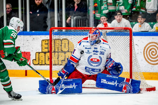 Rögles Anton Bengtsson mot Oskarshamns målvakt Tim Juel