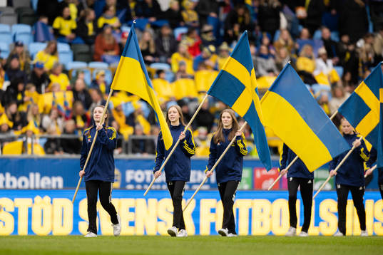 Flag bearers with the flags of Sweden and Ukraine