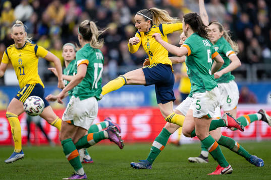Kosovare Asllani of Sweden scores the 1-1 goal