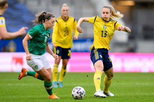 Katie McCabe of Ireland and Amanda Ilestedt of Sweden