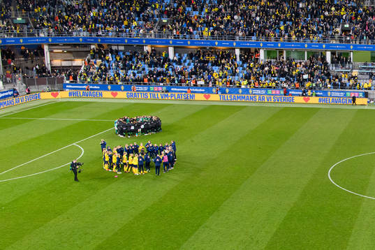The players of Ireland and Sweden gather