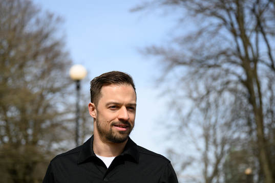 Frölundas Patrik Carlsson blir intervjuad