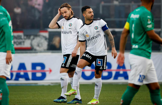 Örebros Kevin Walker och Jiloan Hamad  deppar