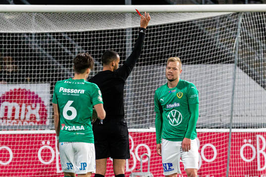 Jönköpings Sebastian Crona tilldelas ett rött kort