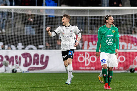 Örebros Jake Larsson jublar