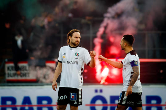 Örebros Kevin Walker och Jiloan Hamad fistbumpar