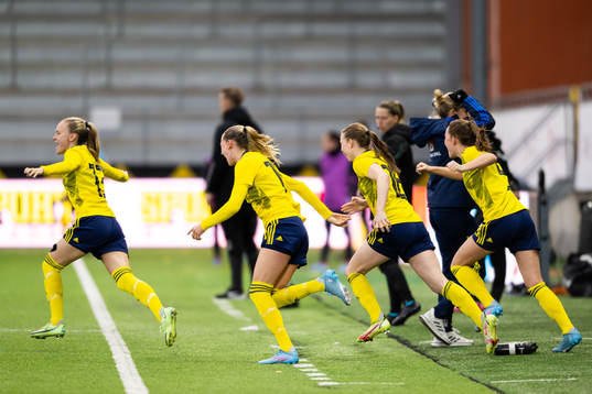 Sveriges spelare rusar in på planen och jublar