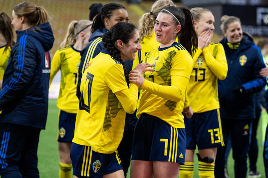Sveriges Nesrin Akgün och Emilia Pelgander jublar
