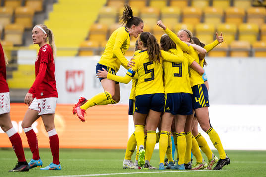 Sveriges Svea Rehnberg jublar med lagkamraterna