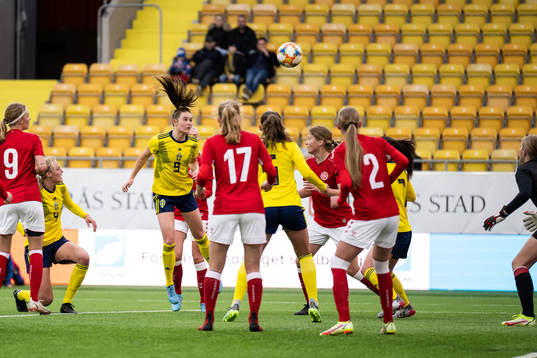 Sveriges Svea Rehnberg nickar in 1-0