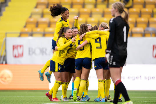 Sveriges Svea Rehnberg jublar med lagkamraterna