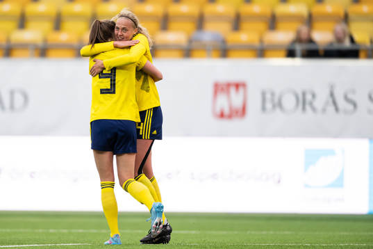 Sveriges Svea Rehnberg jublar med Elma Junttila Nelhage
