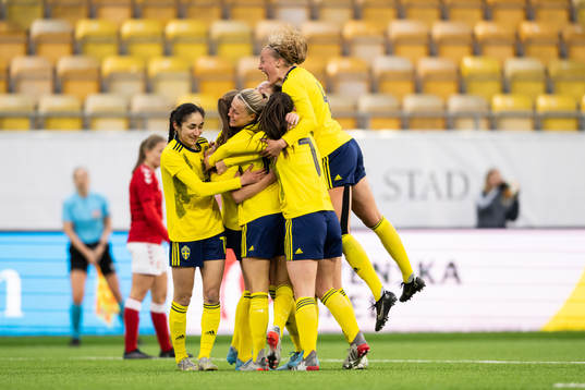 Sveriges Svea Rehnberg jublar med lagkamraterna