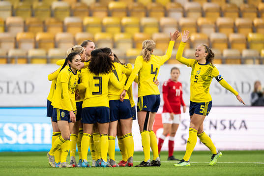 Sveriges Svea Rehnberg jublar med lagkamraterna