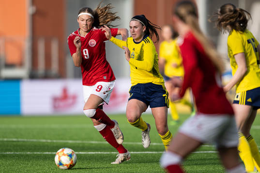Danmarks Malou Marcetto och Sveriges Emilia Pelgander