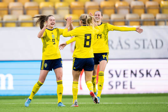 Sveriges Svea Rehnberg jublar med Johanna Svedberg och