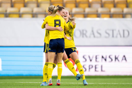 Sveriges Svea Rehnberg jublar med Johanna Svedberg och