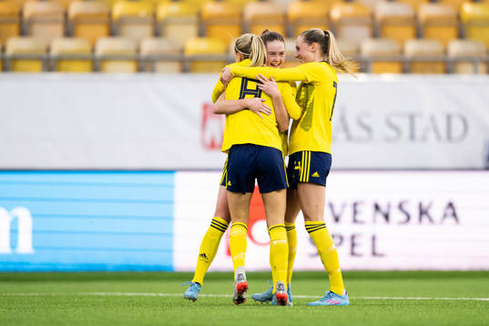 Sveriges Svea Rehnberg jublar med Johanna Svedberg och