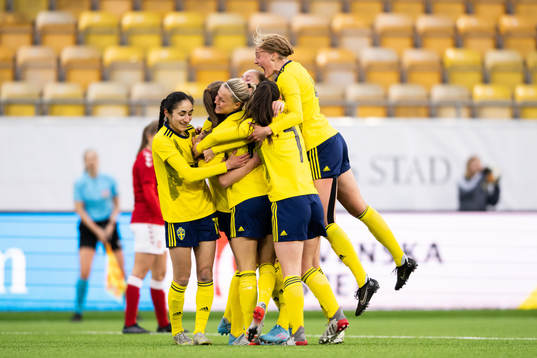 Sveriges Svea Rehnberg jublar med lagkamratern