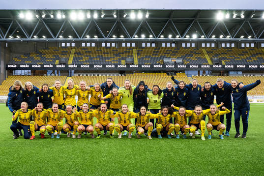 Sveriges spelare och ledare jublar